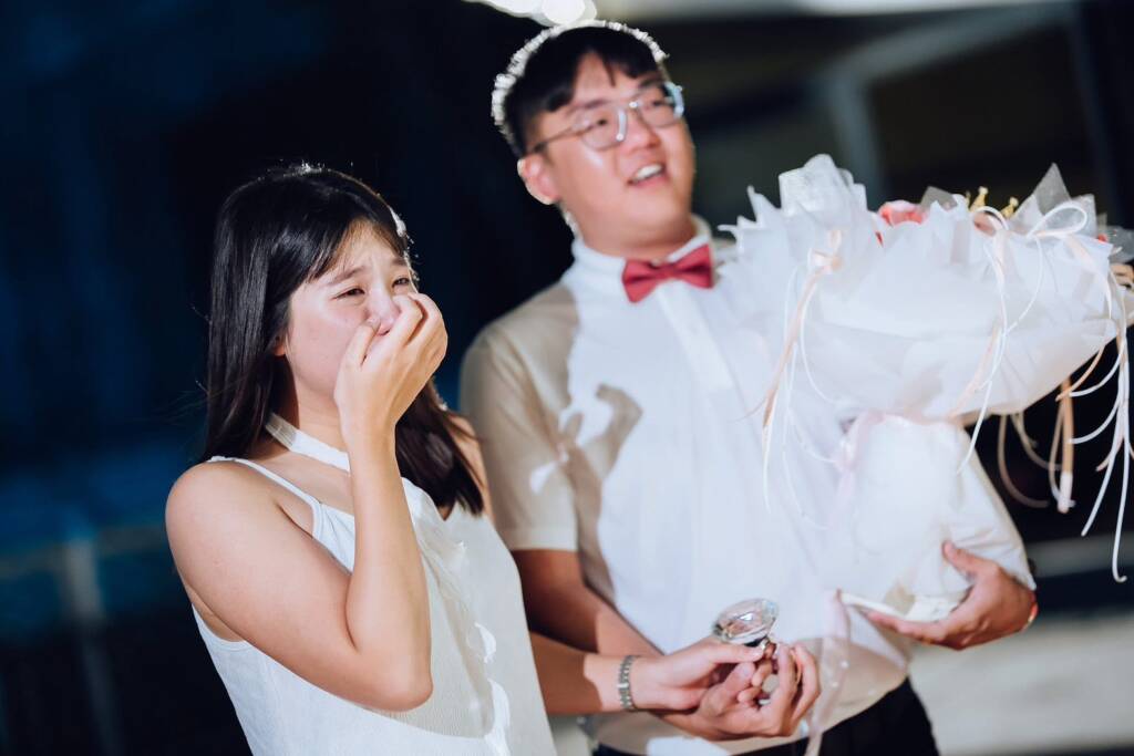 求婚單膝下跪