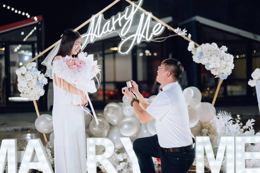 求婚單膝下跪