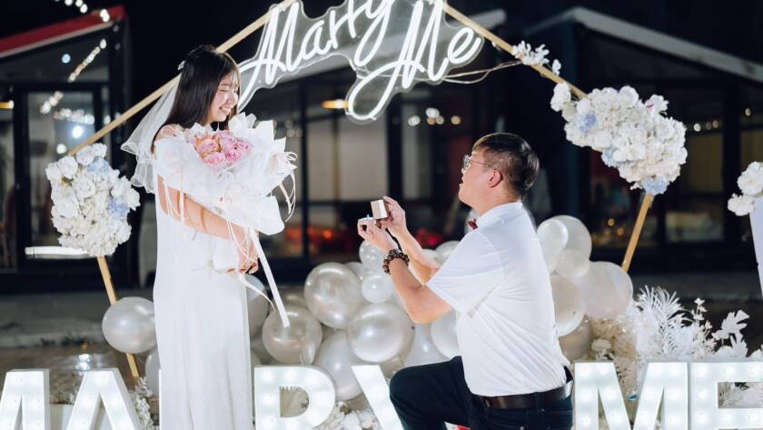 求婚單膝下跪