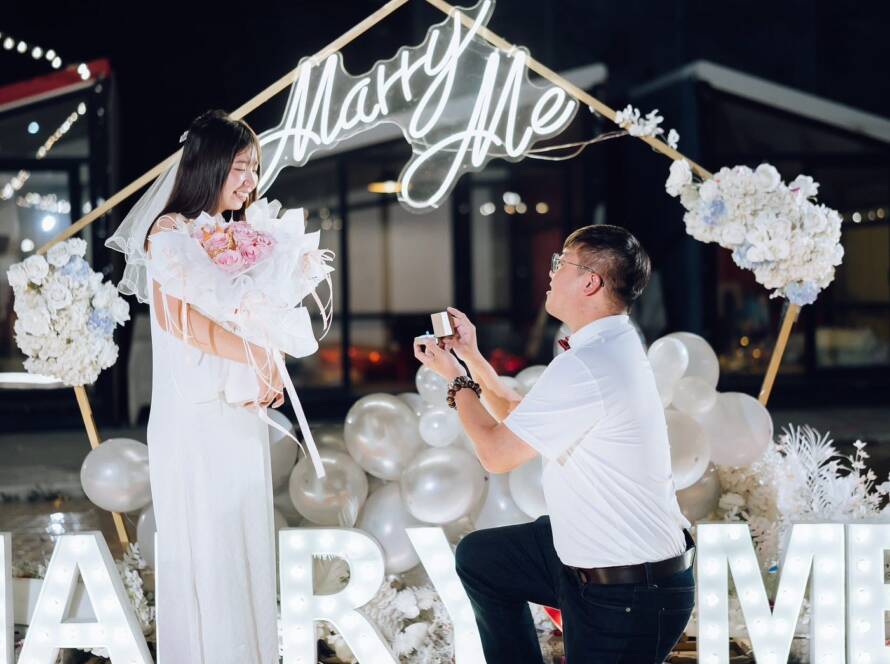 求婚單膝下跪